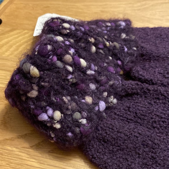 PREVIEW International purple knit gloves. NWT! Soft and stretchy. One size. - Picture 2 of 7